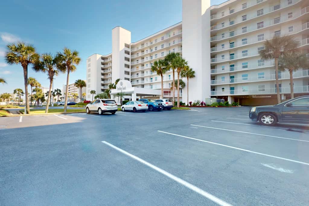 Vibrant condo on the Gulf with pool, fitness room & playground