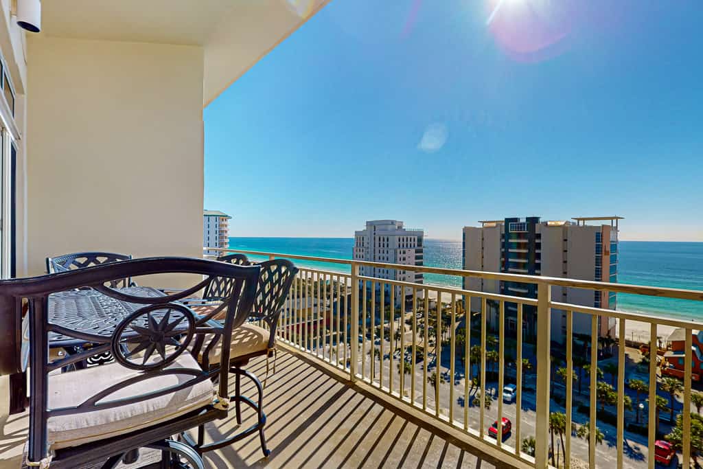 Penthouse condo w balcony, gulf views & shared pool&fitness
