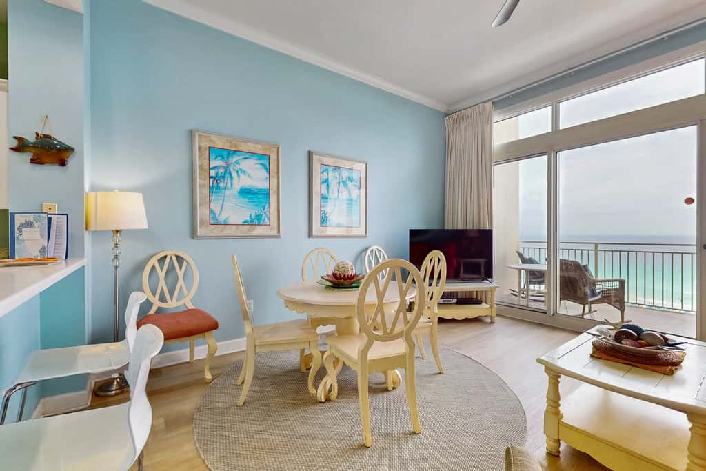 Gulf front penthouse w shared pools, snack shack, community grill & more