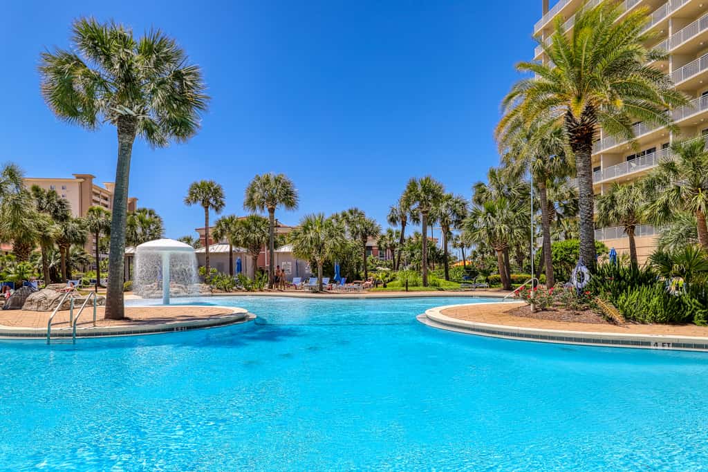 Gulf front penthouse w shared pools, snack shack, community grill & more