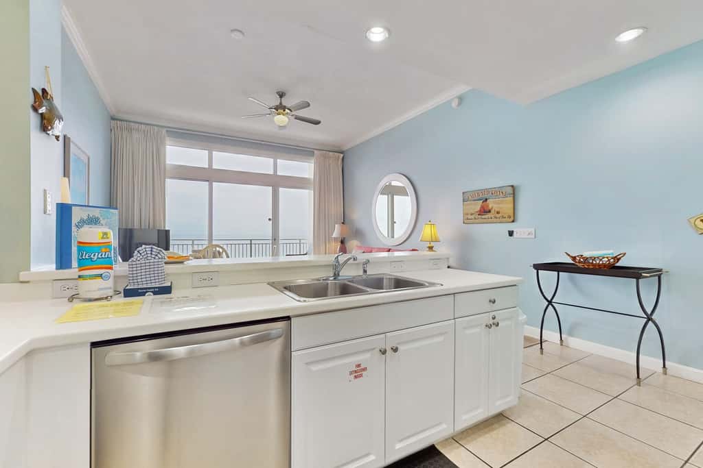 Gulf front penthouse w shared pools, snack shack, community grill & more