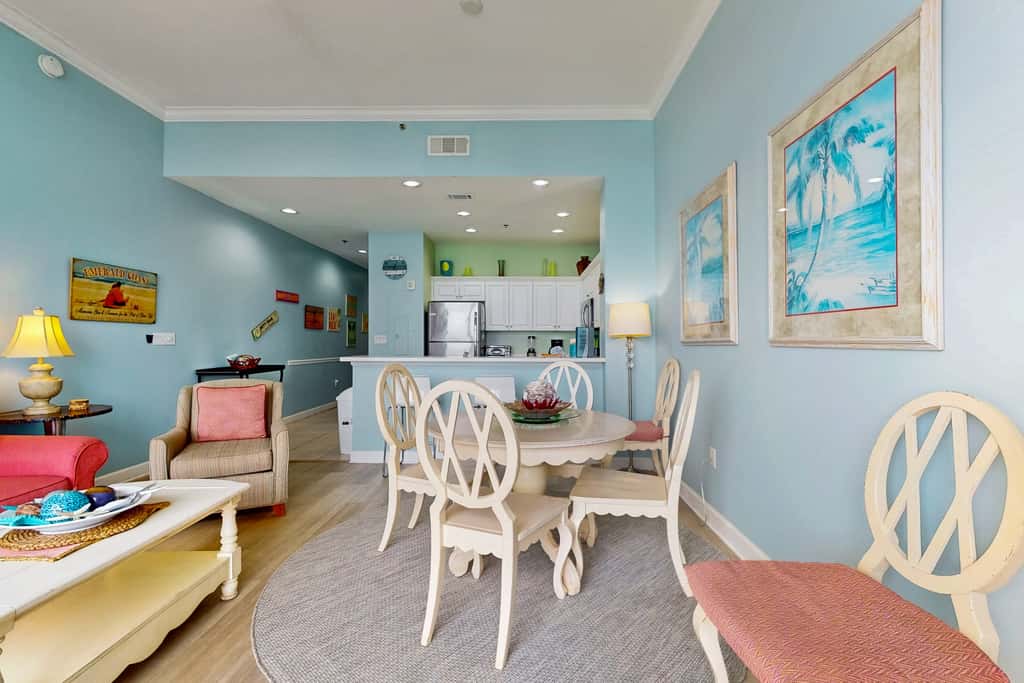 Gulf front penthouse w shared pools, snack shack, community grill & more