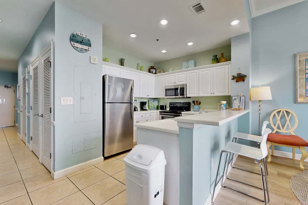 Gulf front penthouse w shared pools, snack shack, community grill & more