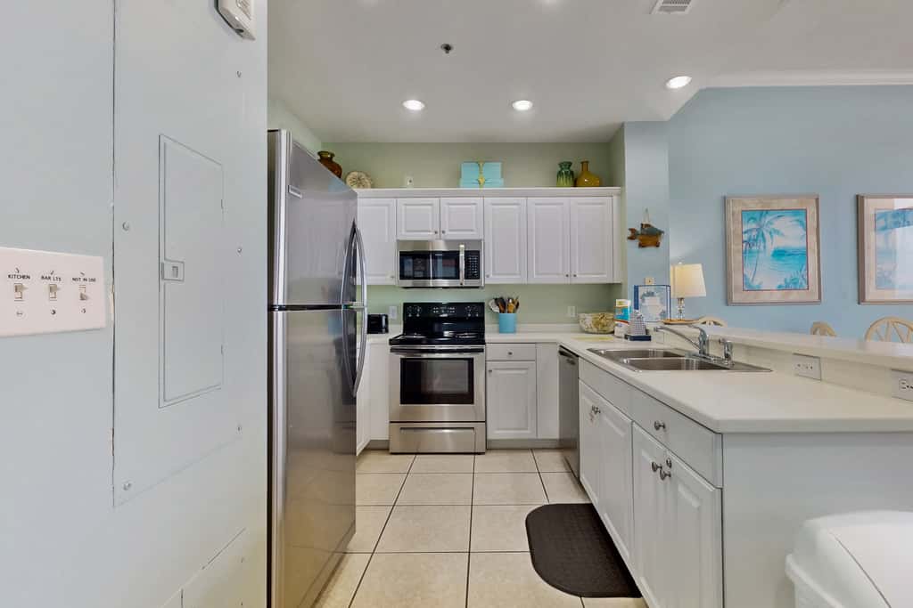 Gulf front penthouse w shared pools, snack shack, community grill & more