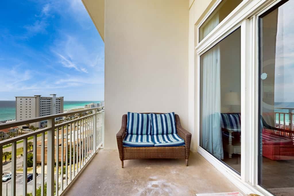 Gulf front penthouse w shared pools, snack shack, community grill & more