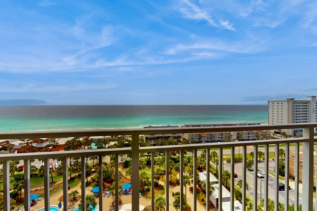 Gulf front penthouse w shared pools, snack shack, community grill & more
