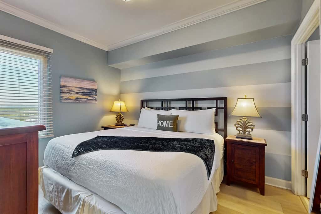 Gulf front penthouse w shared pools, snack shack, community grill & more