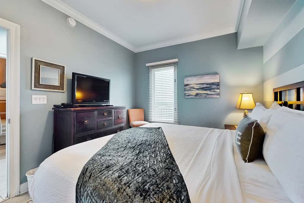 Gulf front penthouse w shared pools, snack shack, community grill & more