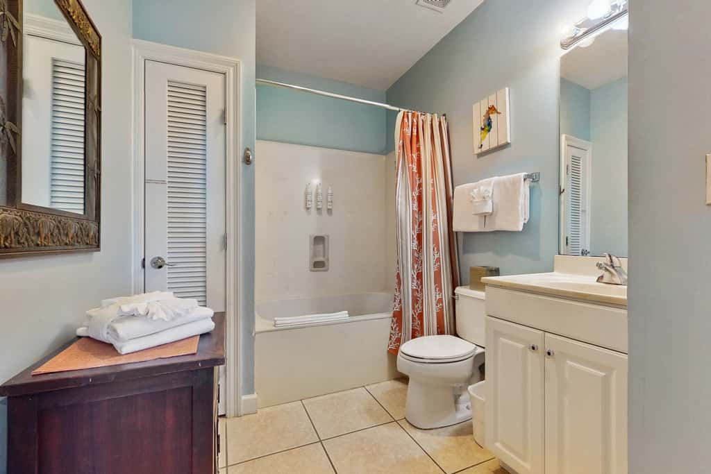 Gulf front penthouse w shared pools, snack shack, community grill & more