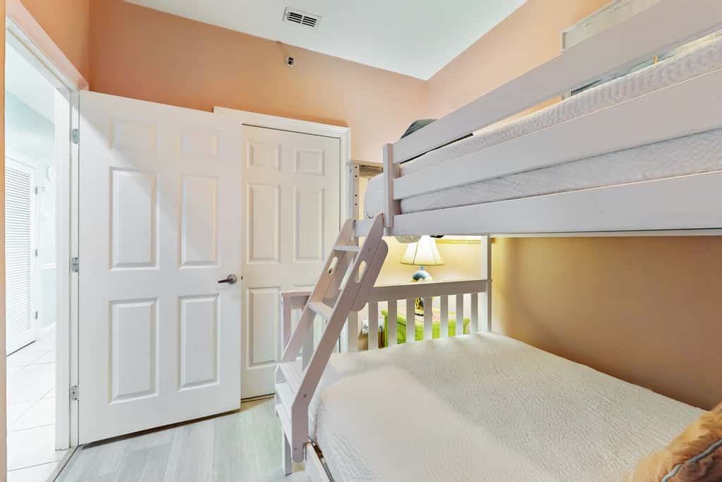 Gulf front penthouse w shared pools, snack shack, community grill & more
