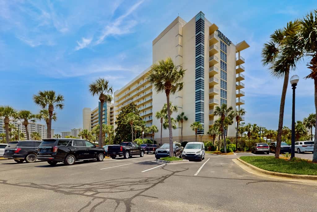 Gulf front penthouse w shared pools, snack shack, community grill & more
