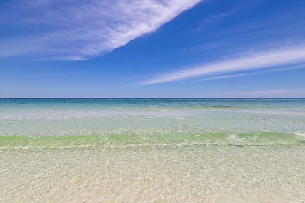 Gulf front penthouse w shared pools, snack shack, community grill & more