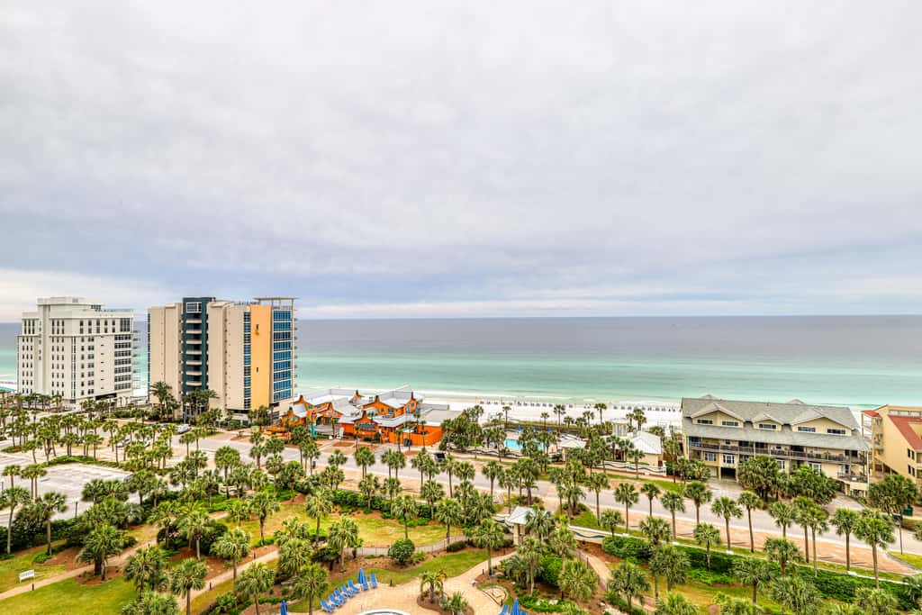 Gulf front penthouse w shared pools, snack shack, community grill & more