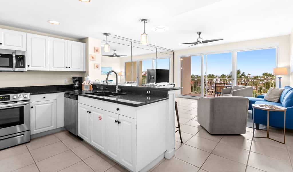  Luxurious Gulf Front Condo w/Free WiFi, Private Washer/Dryer, Shared Pool, & Gym