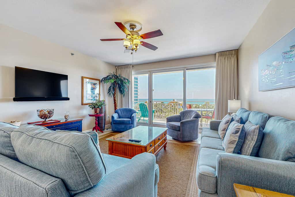 Incredible family-friendly condo w swimming pool & furnished balcony