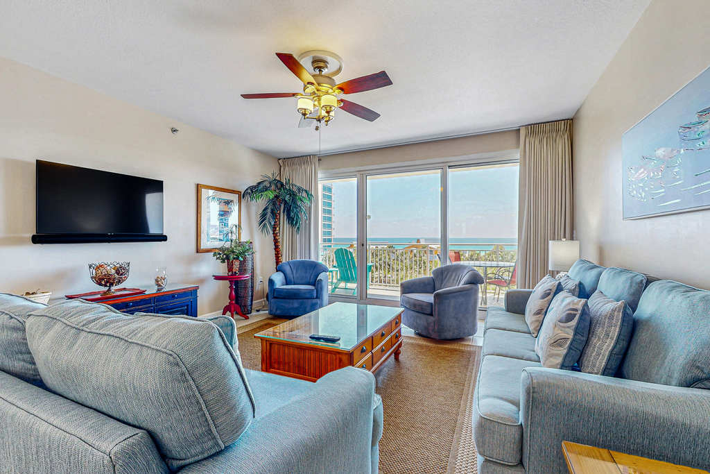 Incredible family-friendly condo w swimming pool & furnished balcony