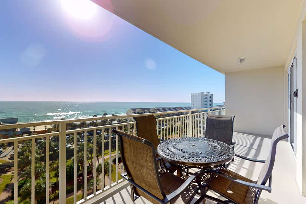Beach condo w shared guest amenities - pool, fitness center & BBQ area