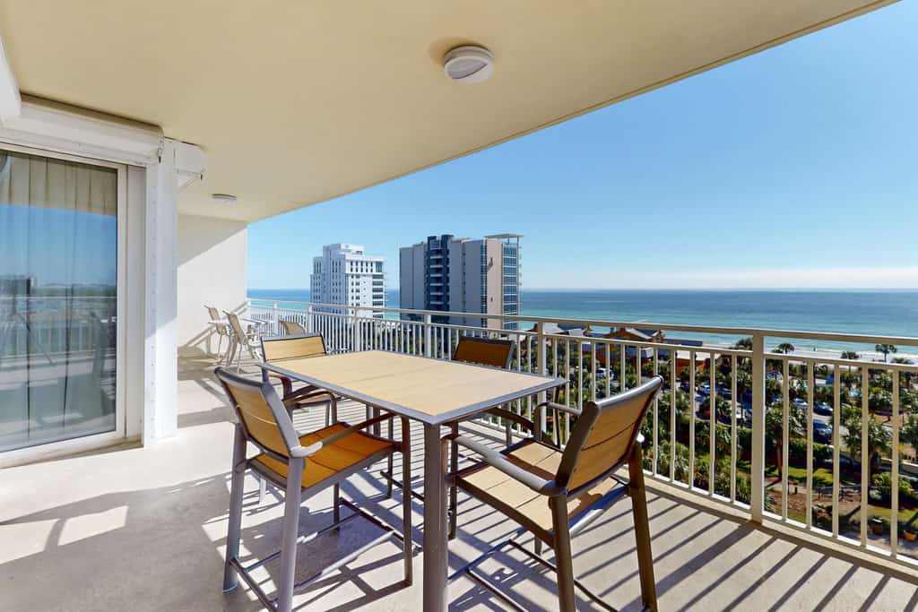 Large beach condo w beach access, shared pool & balcony - walk to the beach
