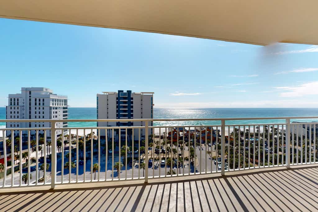 Inviting & bright condo w shared on-site amenities - walk to the beach