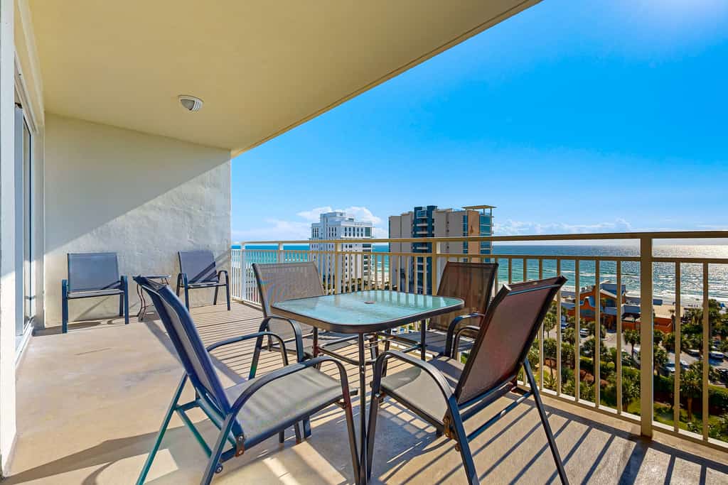 Bright & sleek condo w shared pool, fitness center, grill area - water views