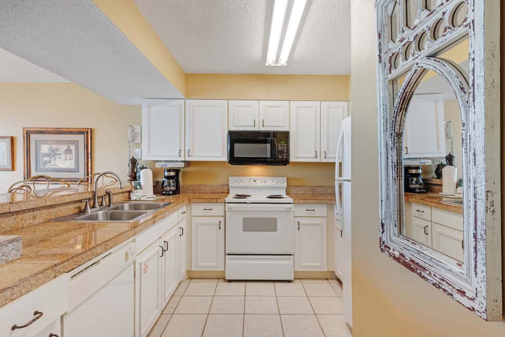 Ocean-view condo with central AC, pool & hot tub access & balcony