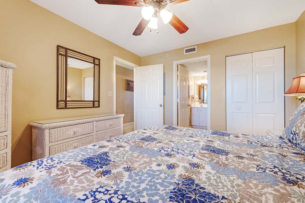 Ocean-view condo with central AC, pool & hot tub access & balcony