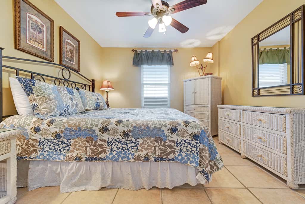Ocean-view condo with central AC, pool & hot tub access & balcony