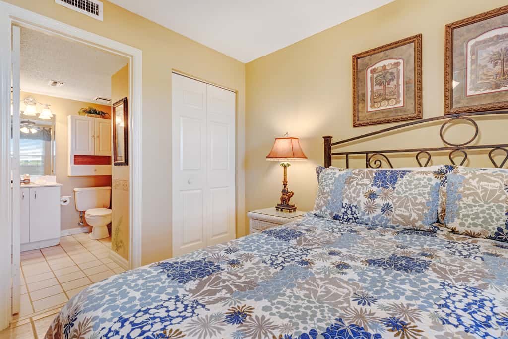 Ocean-view condo with central AC, pool & hot tub access & balcony