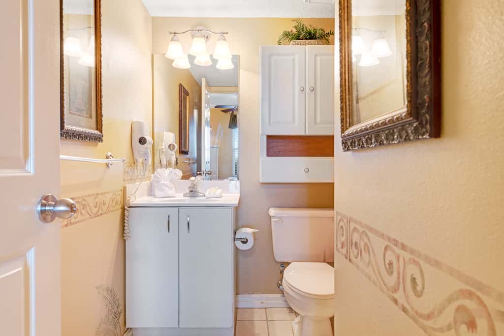 Ocean-view condo with central AC, pool & hot tub access & balcony