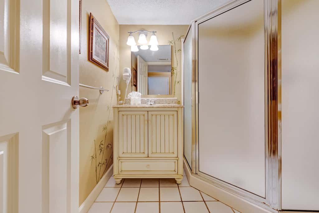 Ocean-view condo with central AC, pool & hot tub access & balcony