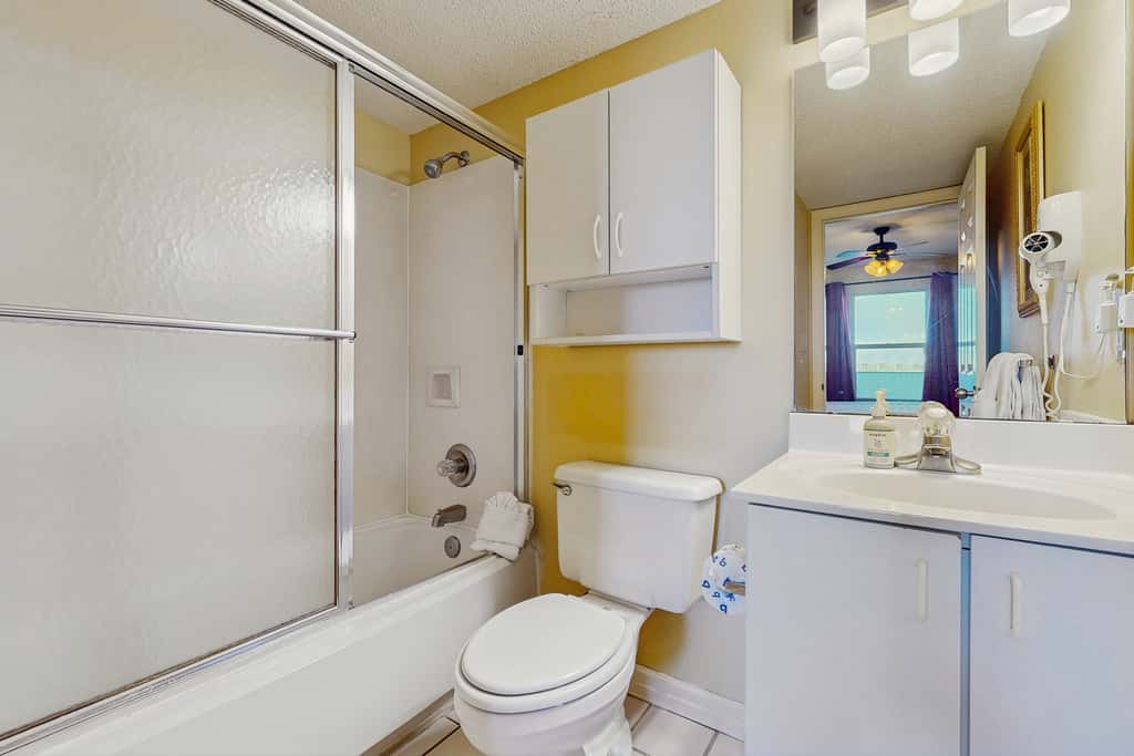 5th-floor condo with patio, pool & ocean views