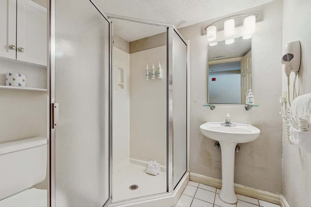 5th-floor condo with patio, pool & ocean views