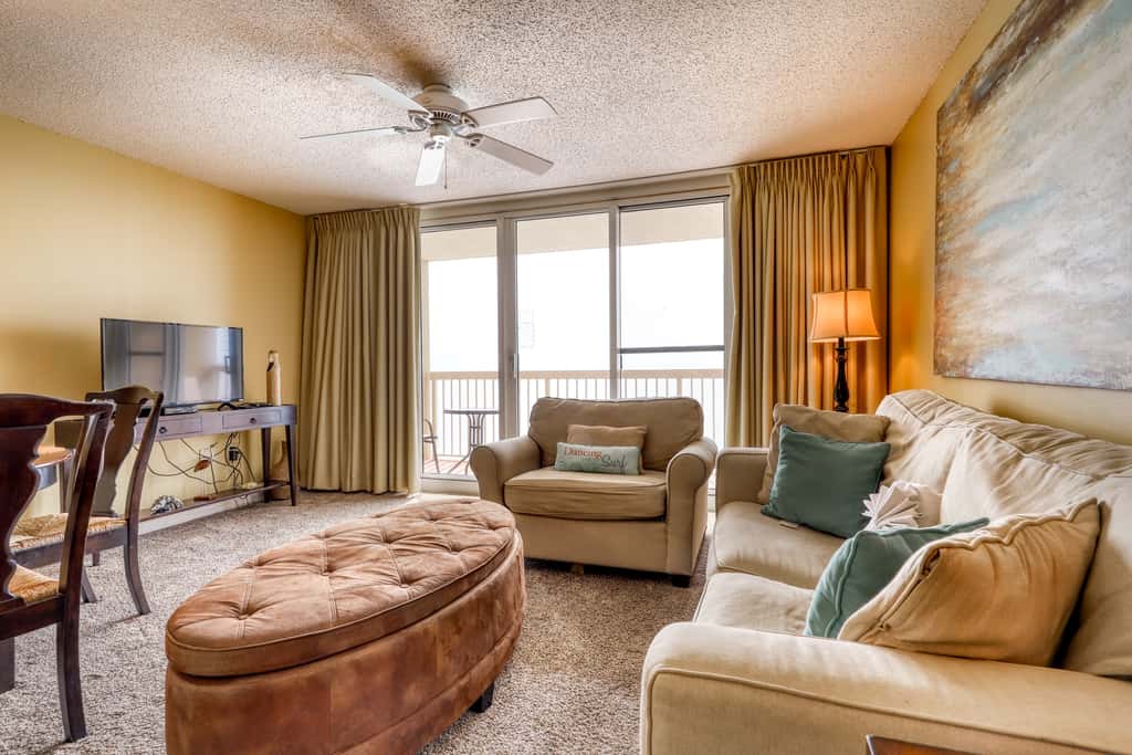 High-rise condo with ocean views, pool & balcony