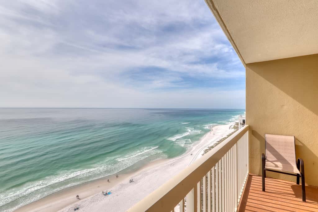 High-rise condo with ocean views, pool & balcony