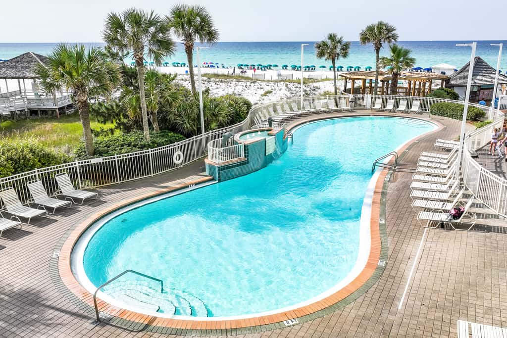 High-rise condo with ocean views, pool & balcony