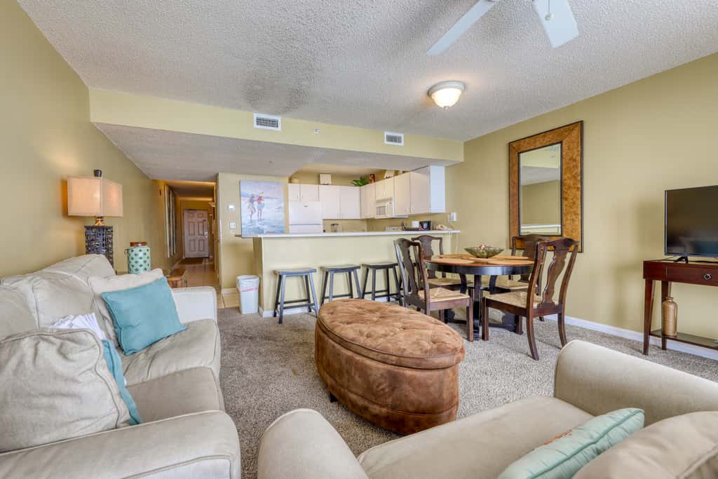High-rise condo with ocean views, pool & balcony