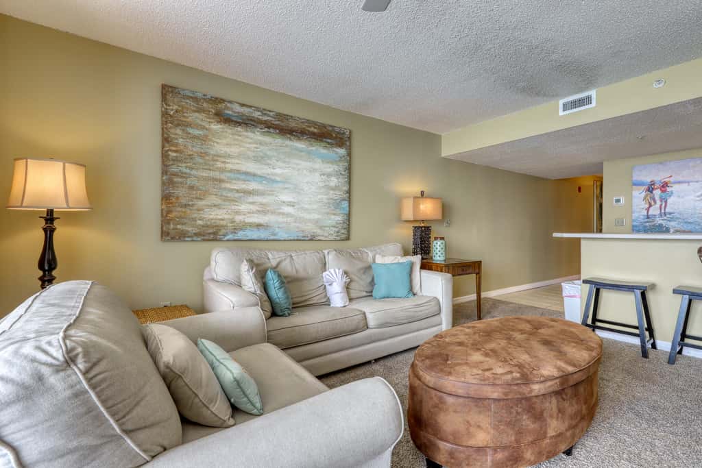 High-rise condo with ocean views, pool & balcony