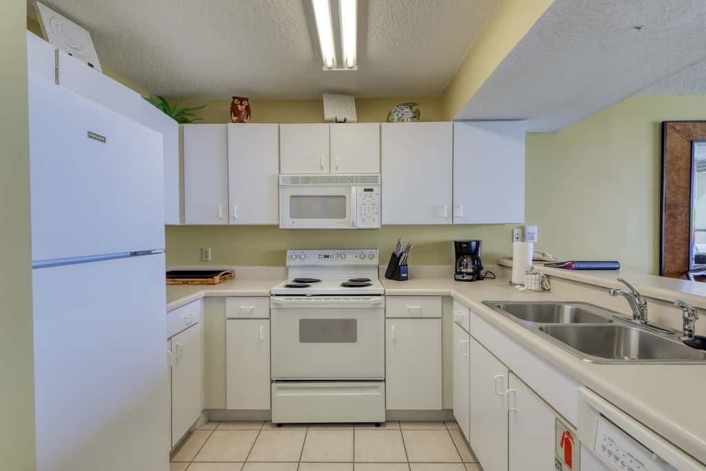High-rise condo with ocean views, pool & balcony