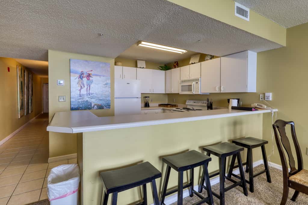 High-rise condo with ocean views, pool & balcony