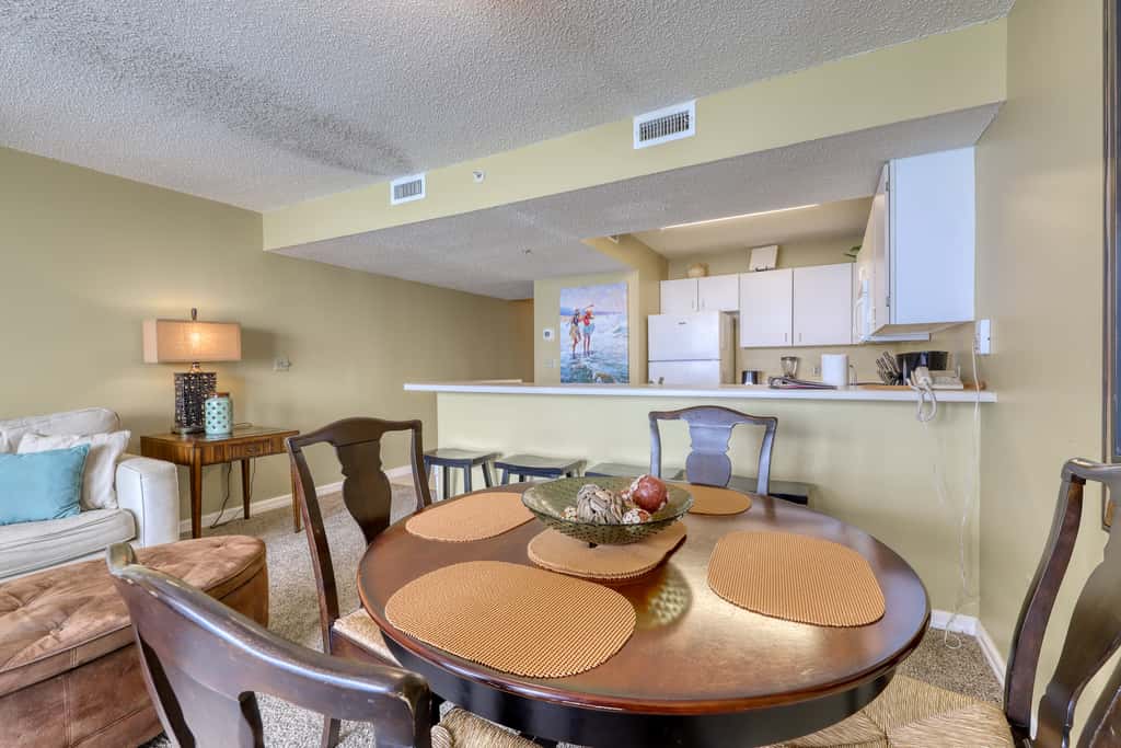 High-rise condo with ocean views, pool & balcony