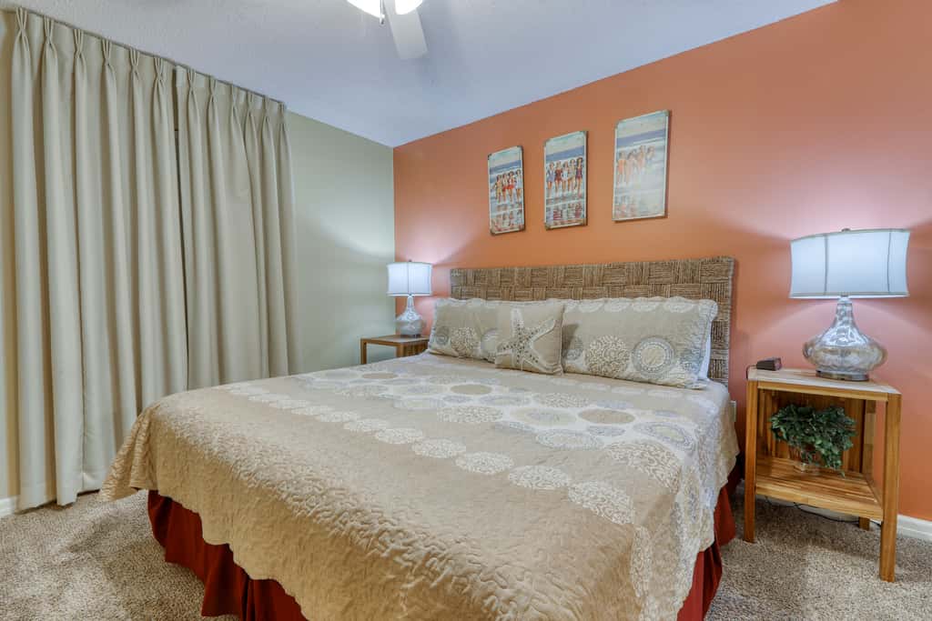 High-rise condo with ocean views, pool & balcony