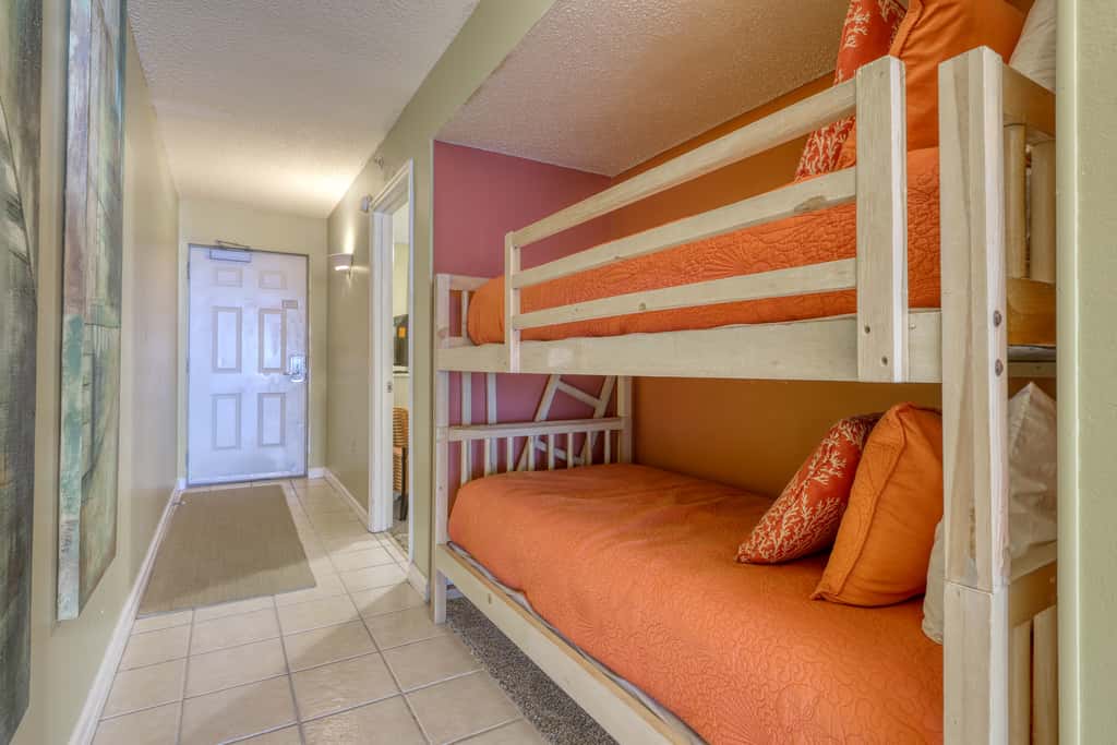 High-rise condo with ocean views, pool & balcony
