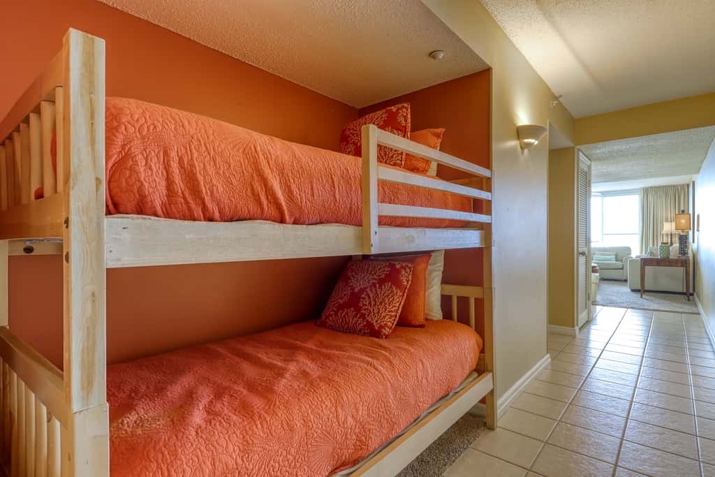High-rise condo with ocean views, pool & balcony