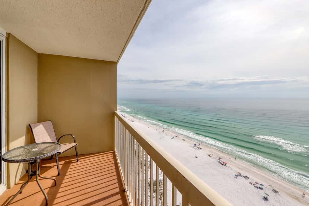 High-rise condo with ocean views, pool & balcony