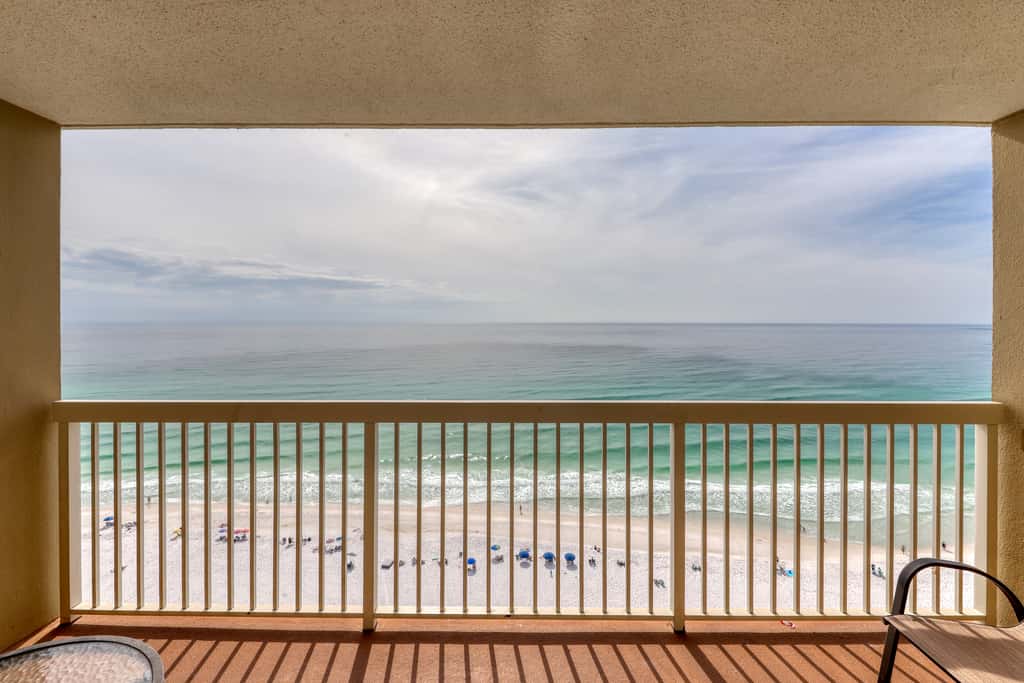 High-rise condo with ocean views, pool & balcony