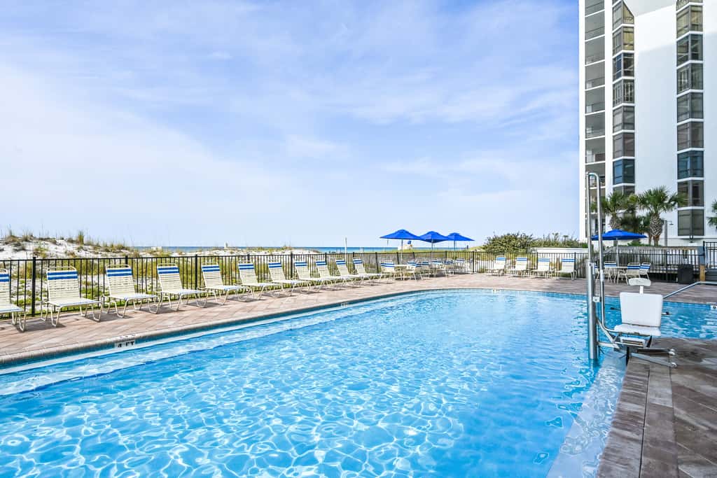 14th-floor condo with Gulf of Mexico views & outdoor pool