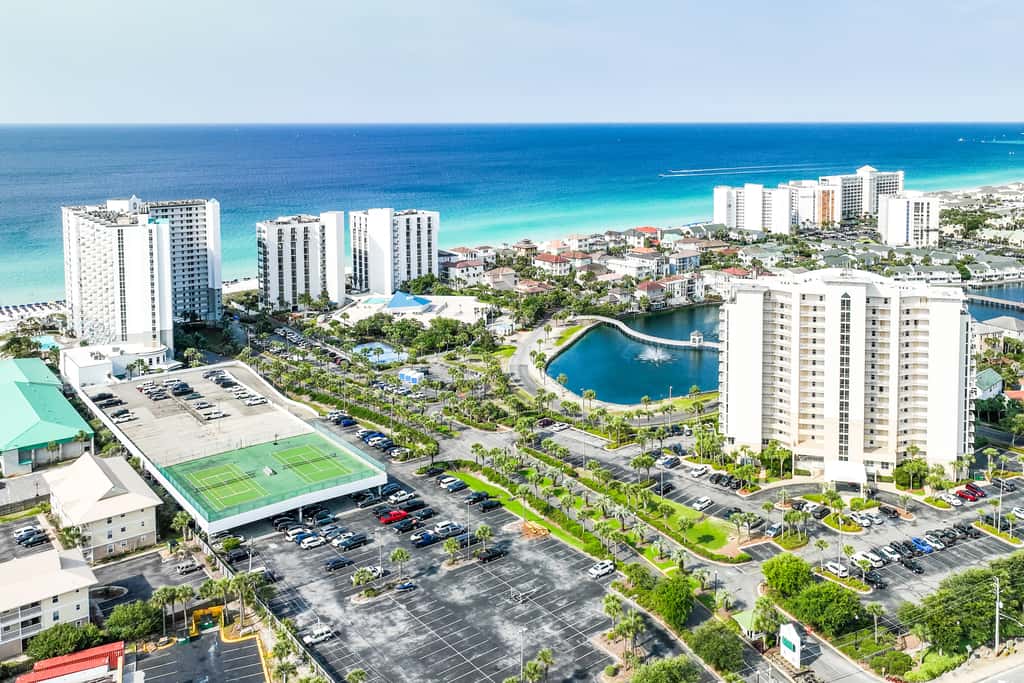 14th-floor condo with Gulf of Mexico views & outdoor pool