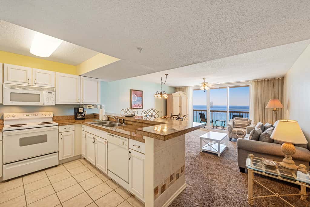14th-floor condo with Gulf of Mexico views & outdoor pool
