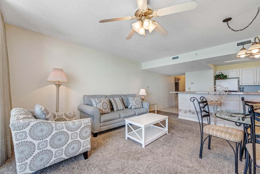 14th-floor condo with Gulf of Mexico views & outdoor pool