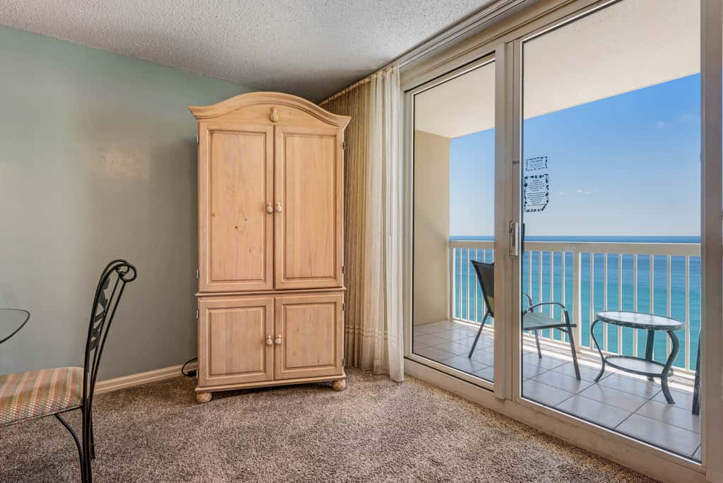 14th-floor condo with Gulf of Mexico views & outdoor pool